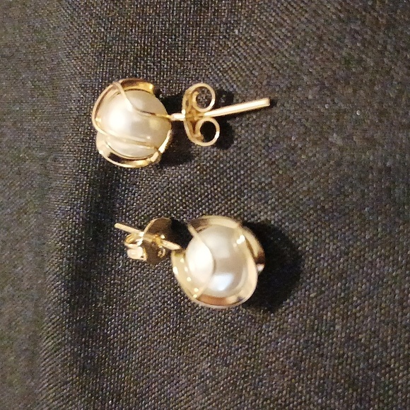 Elegant Gold and Pearl Earrings - Picture 3 of 3